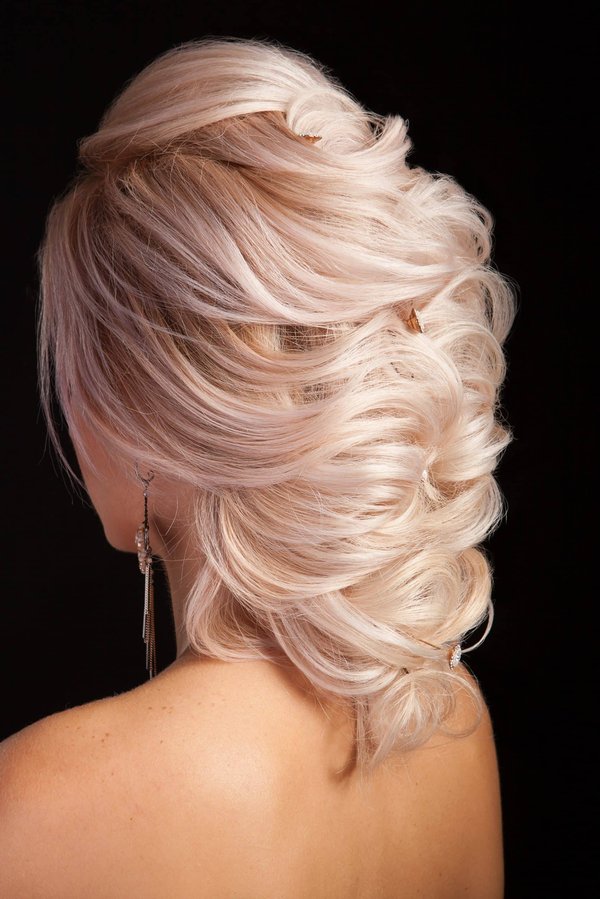 Quelle coiffure adopter pour mettre en valeur une robe bustier lors d'une soirée élégante?