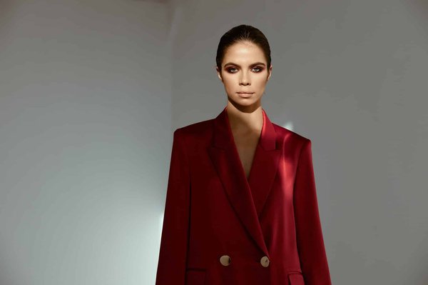 Comment porter des bottes de pluie tout en restant chic et féminine?