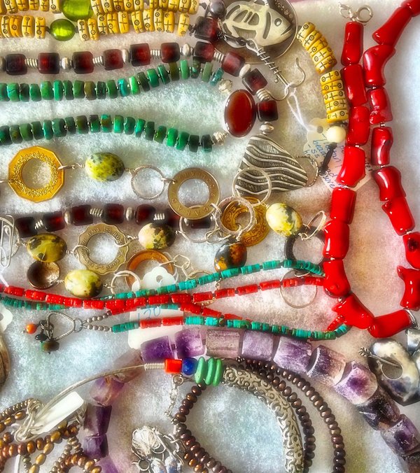 Comment choisir des bijoux pour accompagner une tenue de cérémonie laïque ?